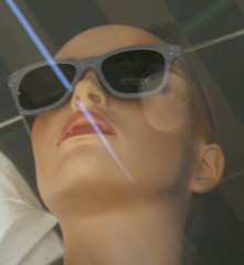 Puppe mit grauer Brille