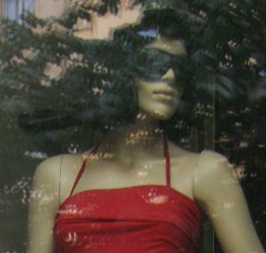 Puppe mit Sonnenbrille