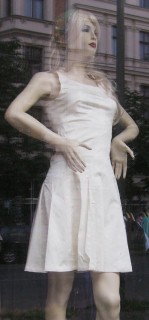 Puppe mit weißem Kleid